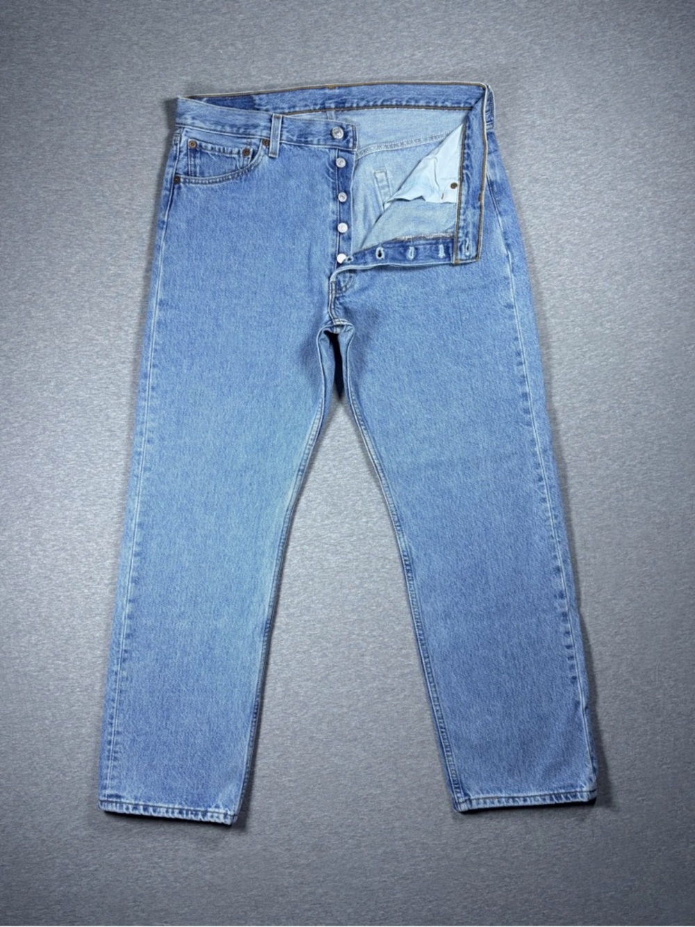Vintage Levi’s 501 Jeans Mens Size 35x30 Med/Light Wash Straight Leg Button Fly